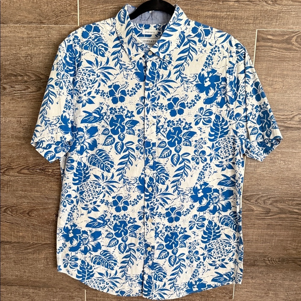 Crown & Ivy shirt EUC
